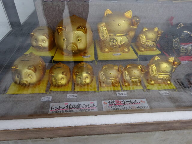 中尊寺の黄金の豚と猫のお土産