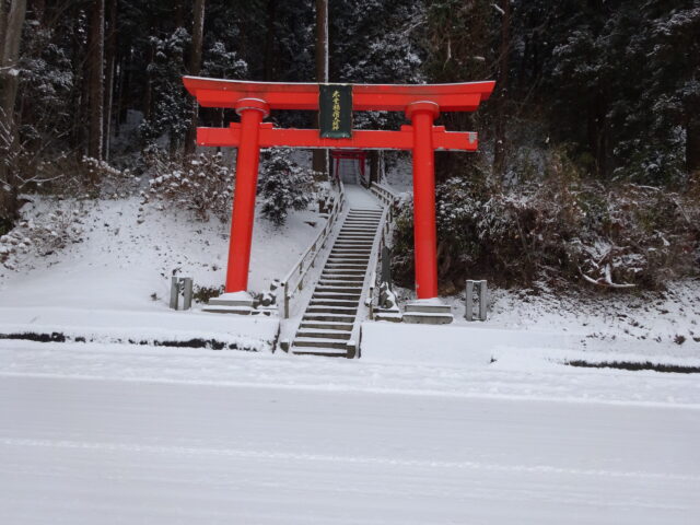 赤堂稲荷大明神の鳥居