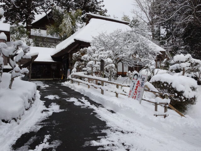 茶屋の建物が見えてくる