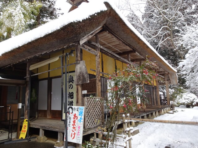 雪の中の茶屋のたたずまい