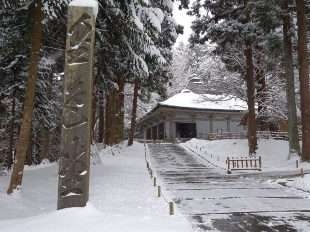 金色堂周辺の雪景色